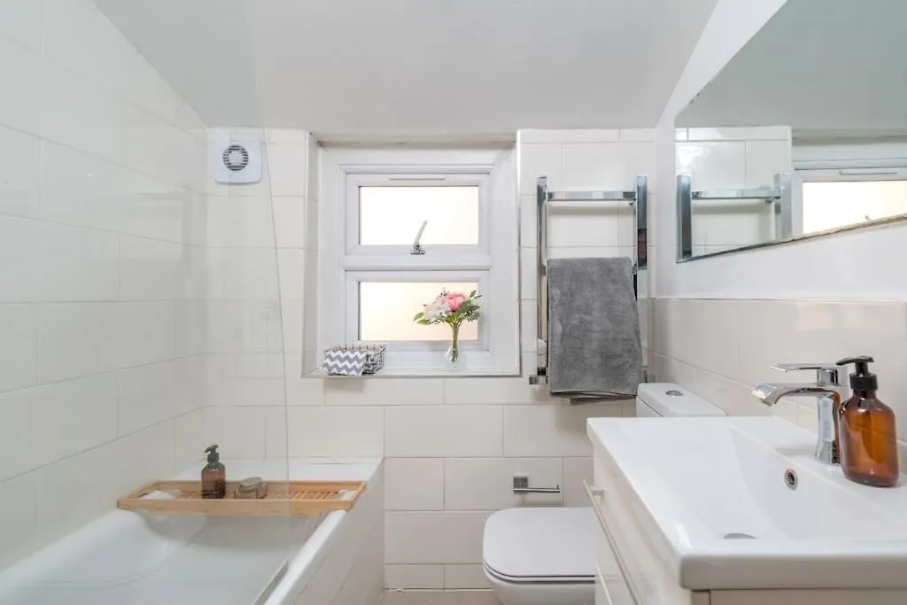 New 4Bd Stylish Apartment With Amazing Transport لندن