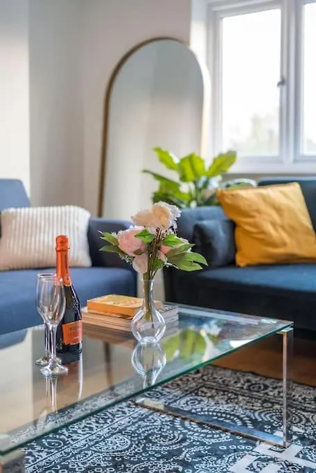 New 4Bd Stylish Apartment With Amazing Transport لندن