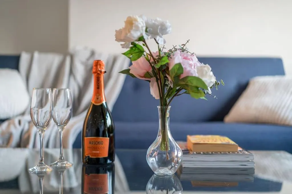 New 4Bd Stylish Apartment With Amazing Transport London 0*,  United Kingdom
